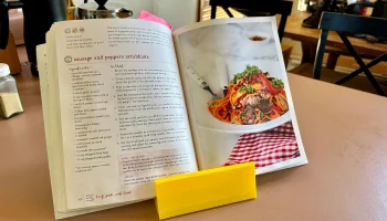 BookMate: кухонная подставка для кулинарных книг