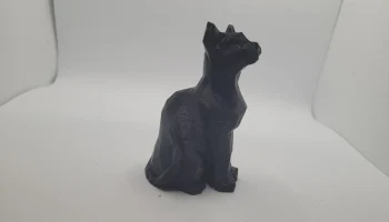 Низкополигональная сидящая кошка...