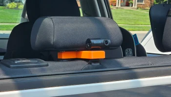 Крепление задней камеры Toyota Tundra 2020 года в подголо...