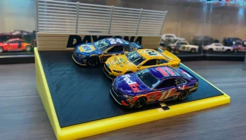 Тройной овальный дисплей Nascar Daytona 1/64