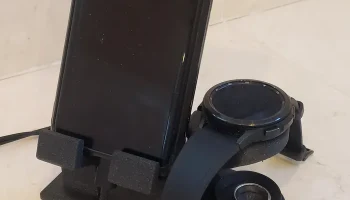 Samsung Galaxy Watch 4 и зарядная станция для мобильного тел