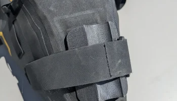Стабилизатор седельной сумки для сиденья Apidura 9L...... 1