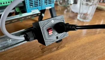 Корпус для выключателя питания 220 В............ 1