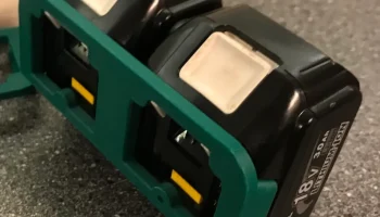 Держатель для двух аккумуляторов Makita 18V. Держатель для двух аккумуляторов Makita 18V.