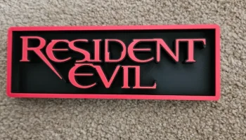 Коробка с вывеской в ​​кинозале кинотеатра Resident Evil.... 1