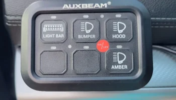 КРЫШКА ПАНЕЛИ ПЕРЕКЛЮЧАТЕЛЕЙ AUXBEAM 6............ 2