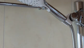 Угловой адаптер для душевой лейки........ 4