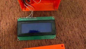 Информационная станция 2004A ESP32 DHT22........ 2