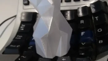 Любознательный низкополигональный кот...