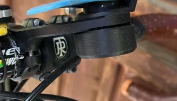 Велосипедный держатель AirTag для QuadLock...