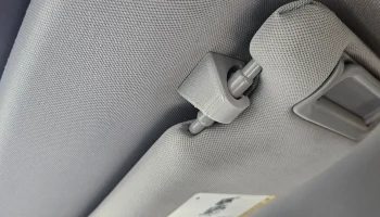 Зажим для солнцезащитного козырька Toyota Camry 2018-2024...