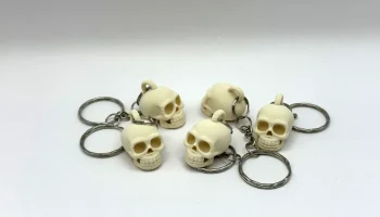 Брелок с крошечным черепом 2