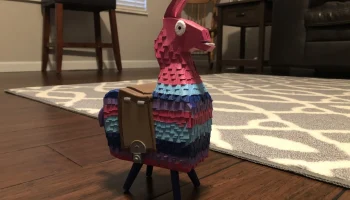 Лама с добычей в Fortnite 2