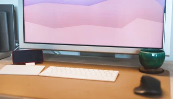 Дисплей Apple Cinema под держателем для стола......