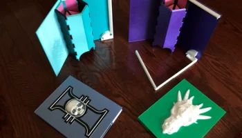 Складная башня из игральных костей в книге