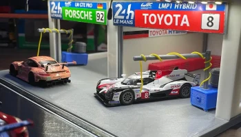 Гараж/здание гоночной ямы для автомобилей Hot Wheels и автом 8