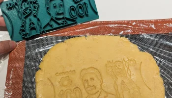 Формочка для печенья в форме канадской купюры в 100 долла... 1