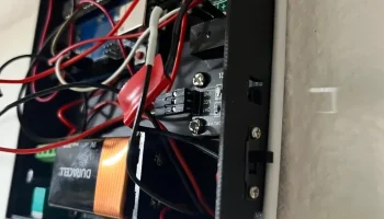 Большое место в корпусе Arduino для батареи 9 В............. 1