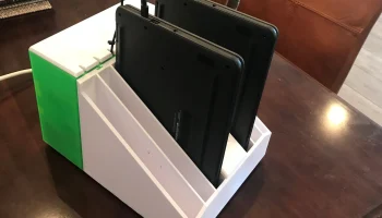 6. Держатель планшета и зарядная станция для Chromebook или iPad. 1