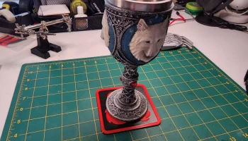 Подставка с логотипом D&D 1