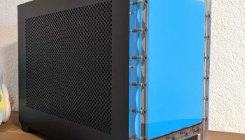 Резервуар на передней панели NCASE M1 V6.1......