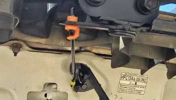 Зажим для троса рычага открывания капота Toyota............ 1