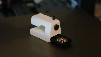 Миниатюрная швейная машинка с ящиком для иголок.......... Миниатюрная швейная машинка с ящиком для иголок..........