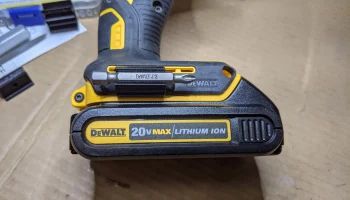 Шестигранный держатель бит 1/4 дюйма для дрели DeWalt.