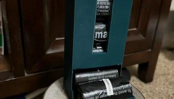 Диспенсер для мешков с собачьими какашками........