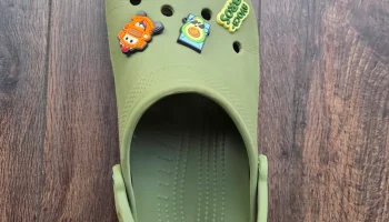 Знаменитый знак лондонского метро с подвеской Jibbit Croc...