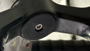 Держатель AirTag для вилок RockShox 1