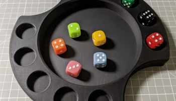 Покер с кубиками (как в "Ведьмаке") или Yahtzee Tray......