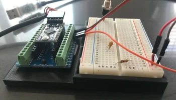 Держатель Arduino и макетной платы 2