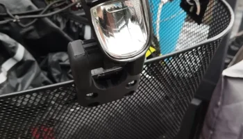 Fixation de lampe sur panier de v&eacute;lo - починить лампу на ...