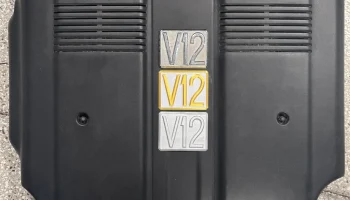 Эмблема Toyota Century V12 на крышке двигателя............ 4
