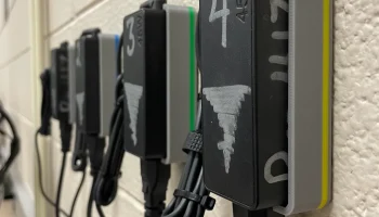 Крепление для зарядного устройства USB-C...... 2