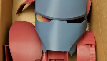 Шлем Железного Человека Mark III, разделенный и ориентиро...
