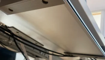 Быстрый и простой держатель для ноутбука под столом......