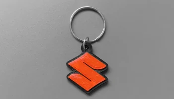 брелок с логотипом Suzuki