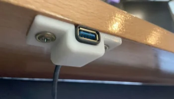 Крепление USB-порта под столом 1