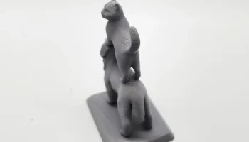 Кот, стоящий на фигурке собаки 1
