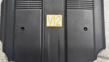 Эмблема Toyota Century V12 на крышке двигателя............