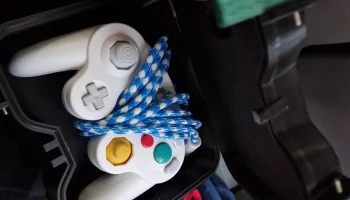 Прочная коробка с защелкой для контроллера GameCube........