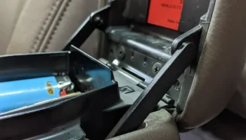 Toyota 4Runner 3-го поколения, ограничитель подлокотника ... 1