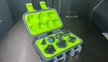 Прочный футляр для набора игральных костей, состоящий из ..
