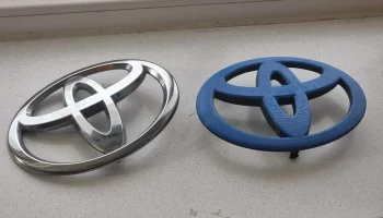 Замена переднего логотипа Toyota (aygo)............