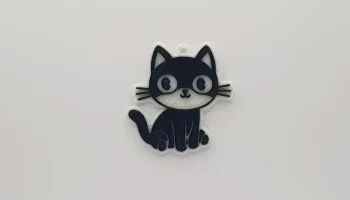 Милый брелок с черной кошкой