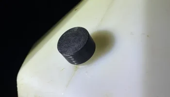 Маленькая гигантская крышка от банки с водой......