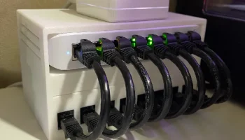 Настольная сетевая стойка Unifi Switch 8 Lite