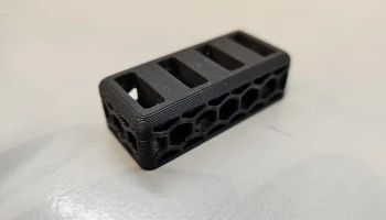 Сотовый органайзер для USB-накопителей...... 1